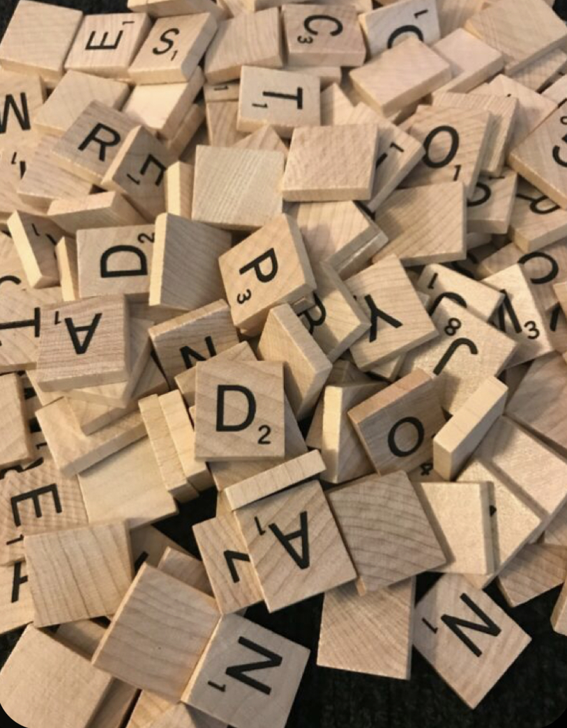 Peças de madeira para jogo de palavras com letras e números