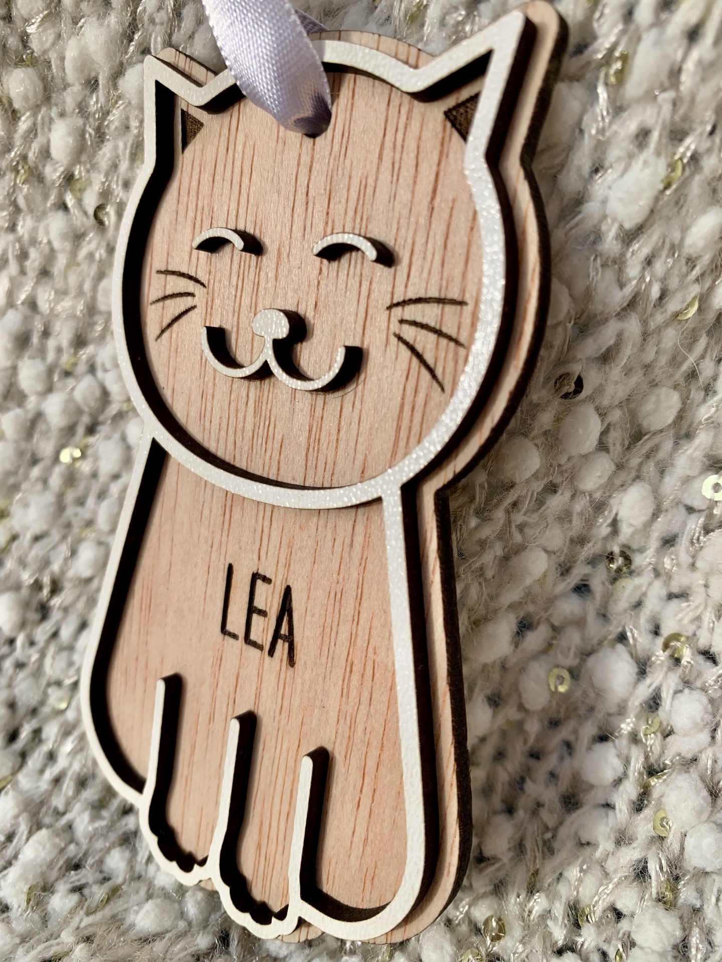 Pendente de madeira em forma de gato com nome LEA gravado