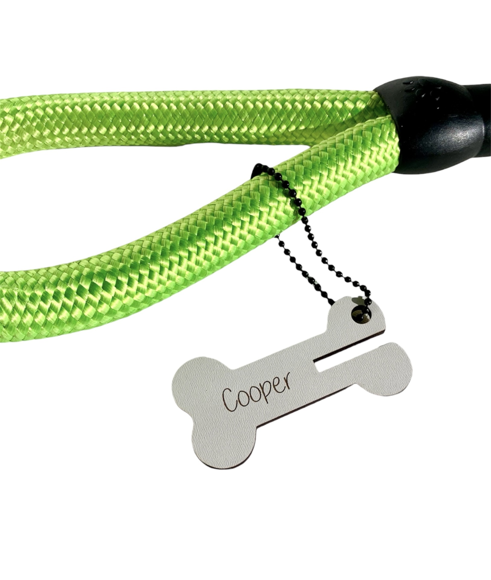 Trela para cão verde com etiqueta em forma de osso com nome Cooper