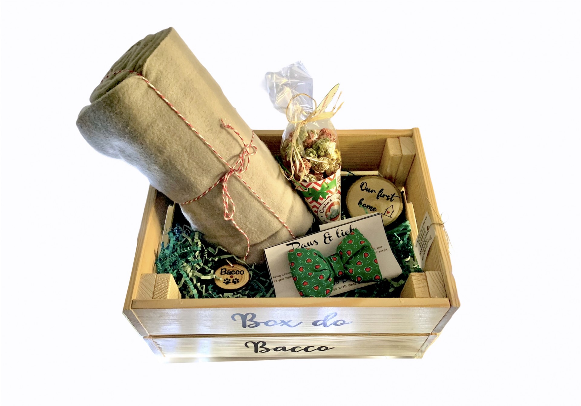 Caixa de madeira com itens de presente incluindo pano beige, caixa branca com laço verde, sementes e cartões de madeira