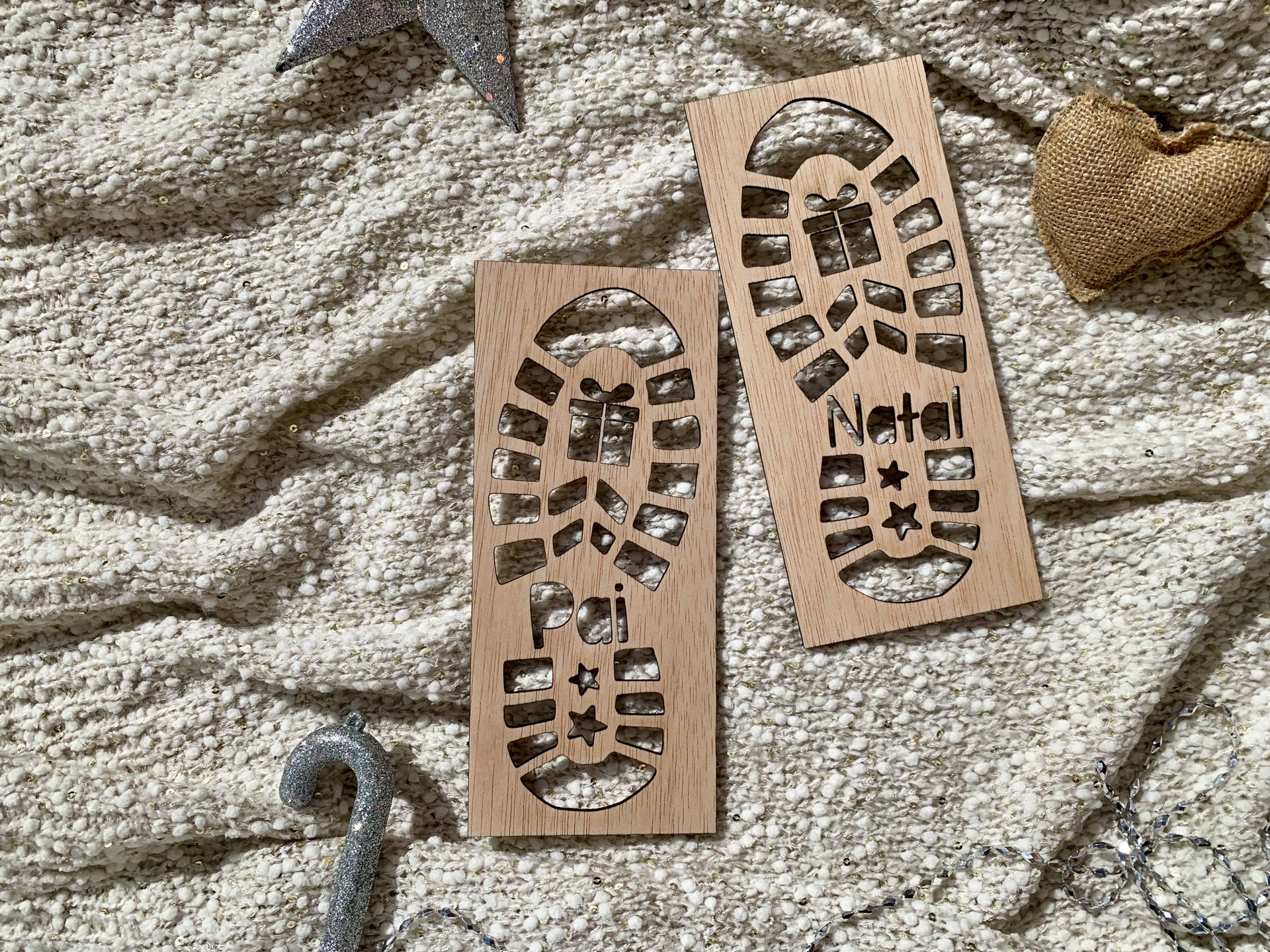 Marcadores de livros de madeira com tema natalício em superfície texturada