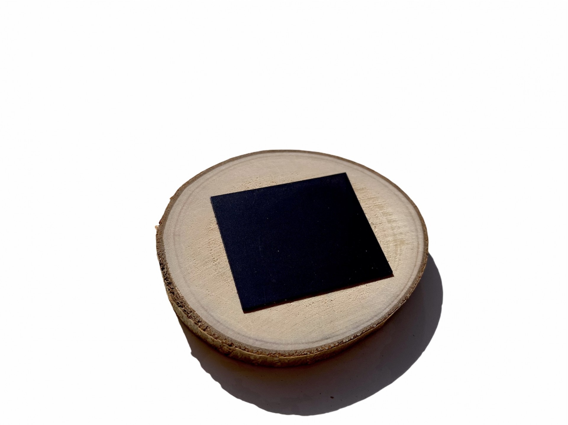 Disco de madeira com placa preta no centro