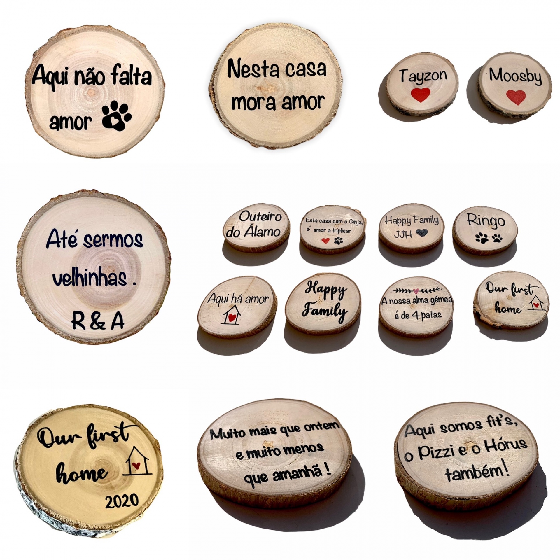 Peças de madeira com textos gravados à laser, frases amorosas e desenhos de patas e corações.