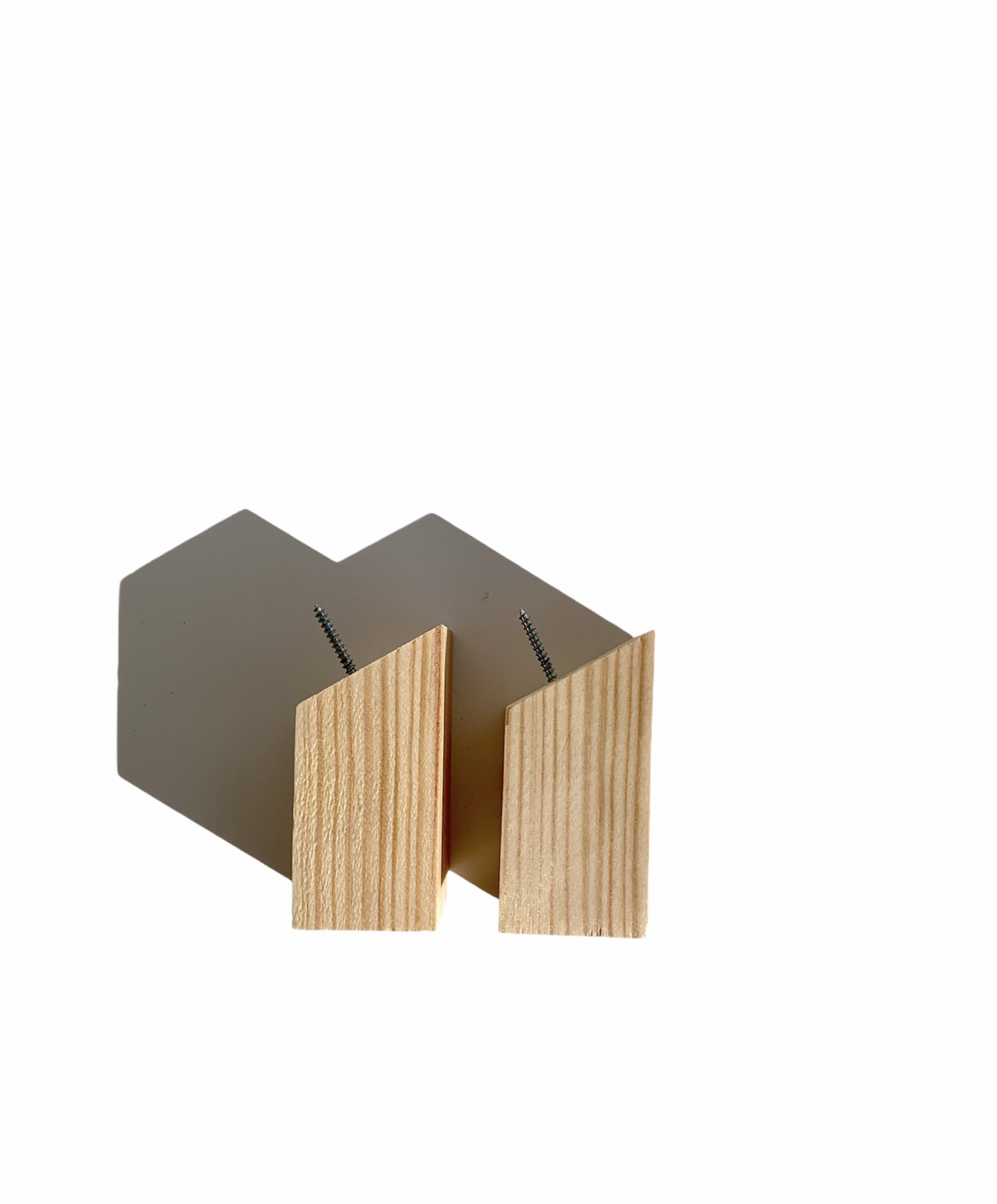 Dois ganchos de parede trapezoidais em madeira clara com parafusos