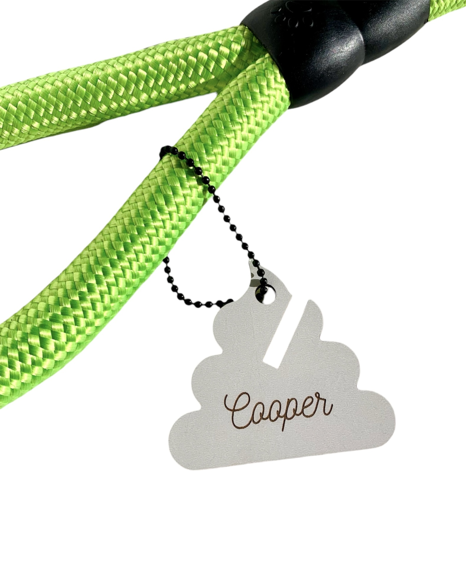 Cordão verde com etiqueta metálica em forma de nuvem com nome