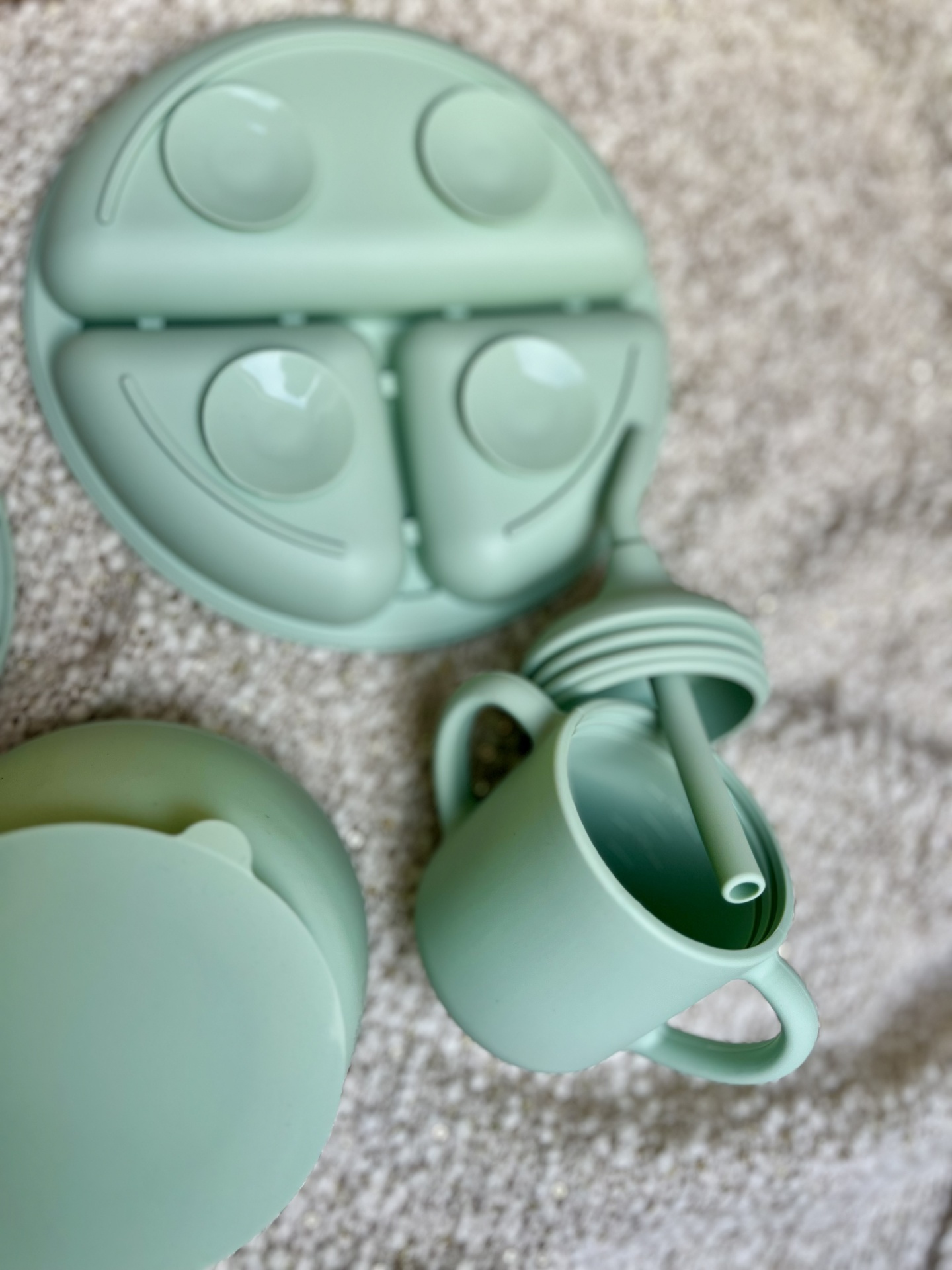 Conjunto alimentação infantil silicone verde menta com prato, copo com canudo e recipiente