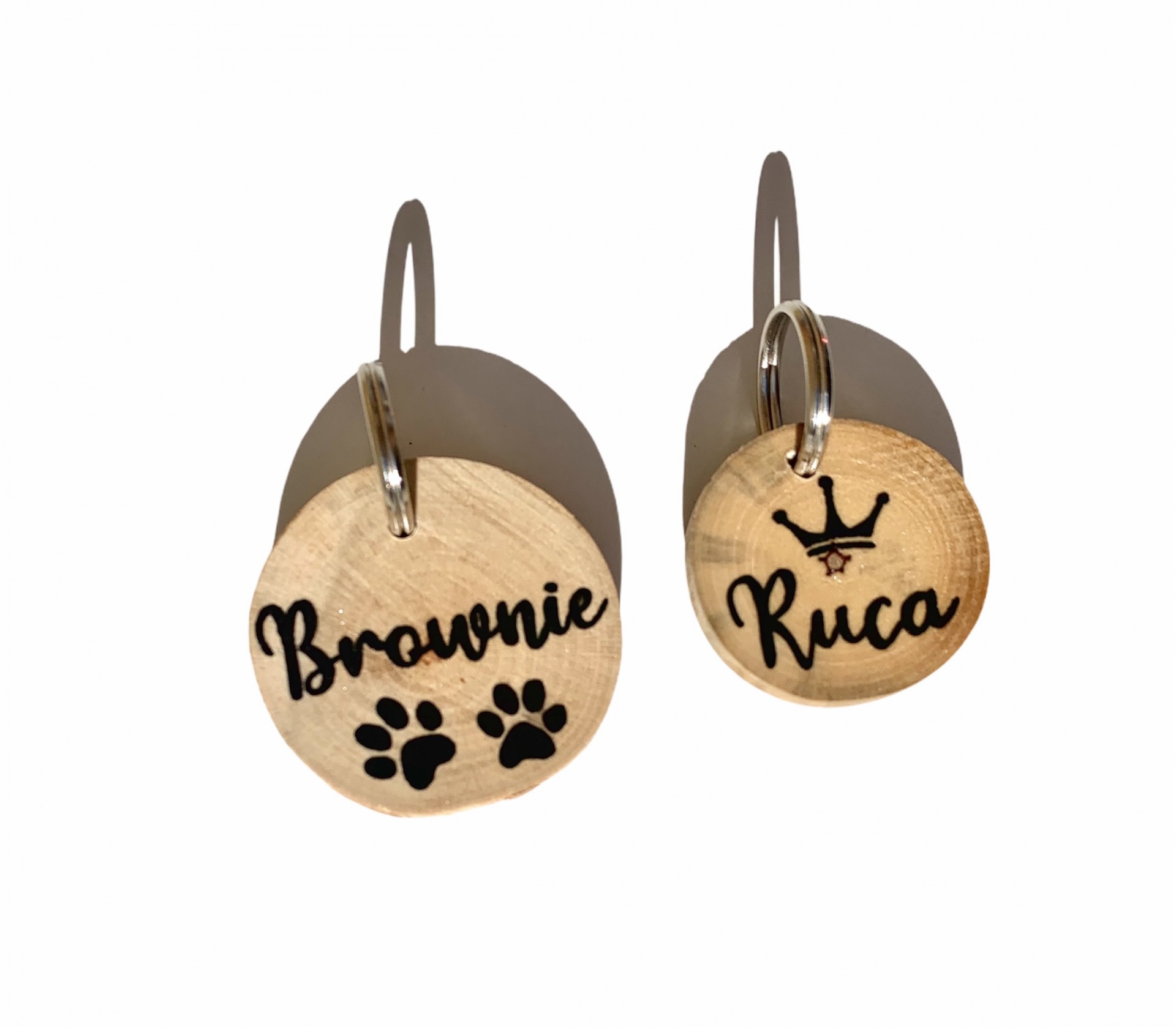 Dois identificadores de madeira com nomes e desenhos