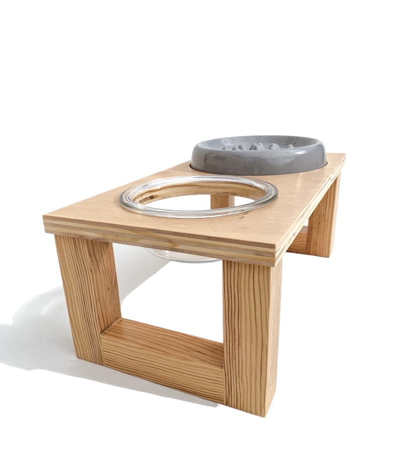 Suporte elevado de madeira com recipiente de vidro e prato cinzento