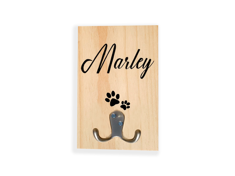 Gancho de parede com base de madeira e texto 'Marley' com pegadas de patas