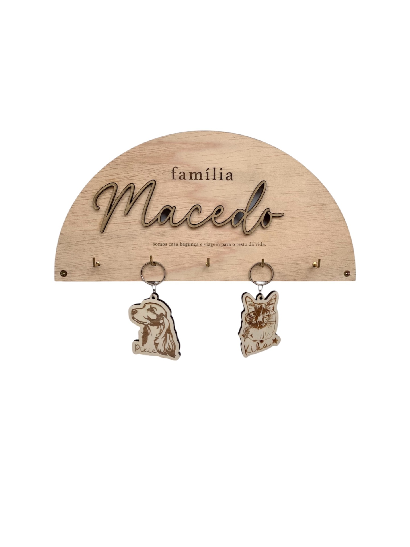 porta-chaves de parede em madeira com texto 'família Macedo' e porta-chaves com cães