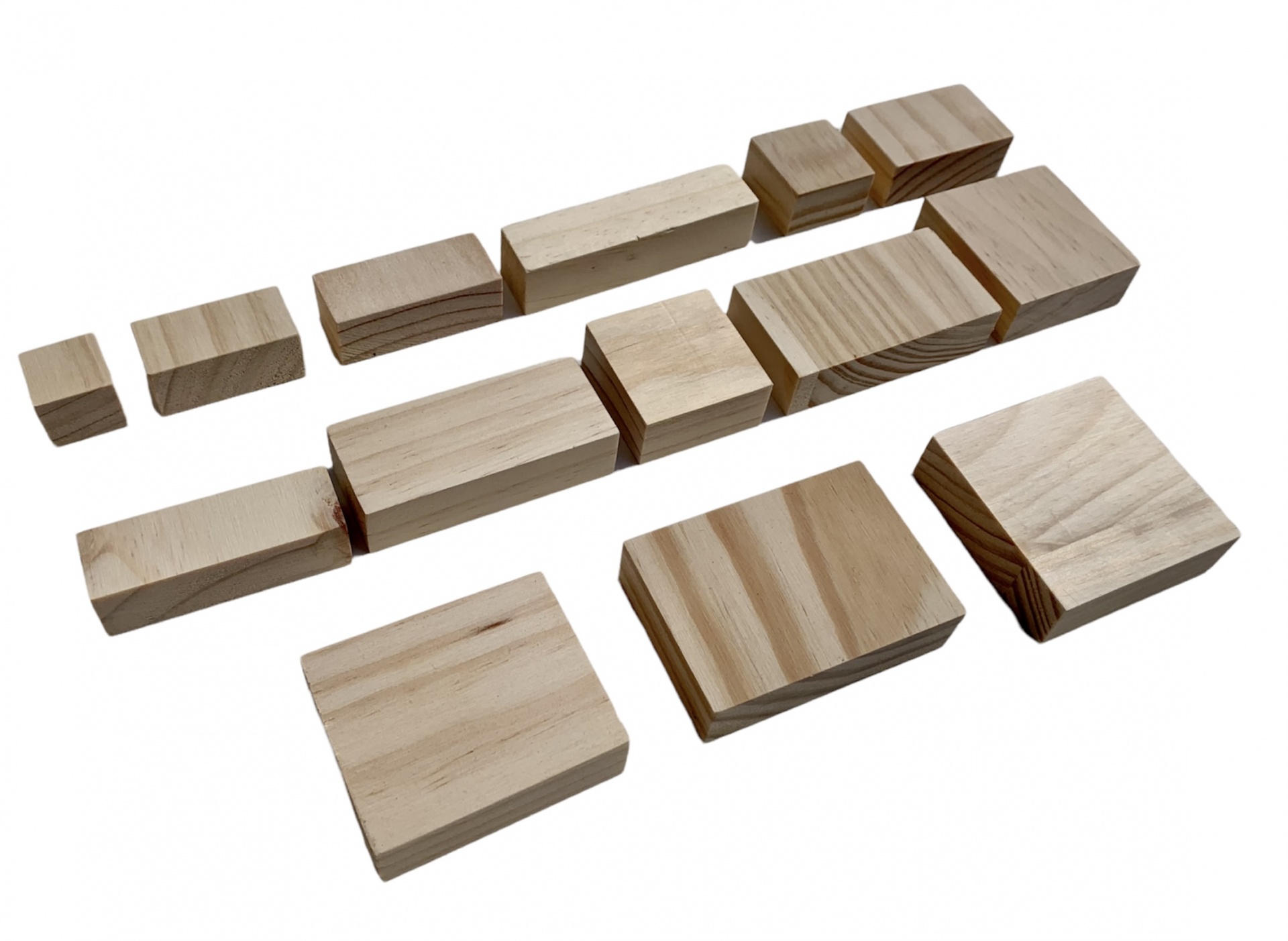 Peças de madeira retangulares de diferentes tamanhos sobre fundo branco