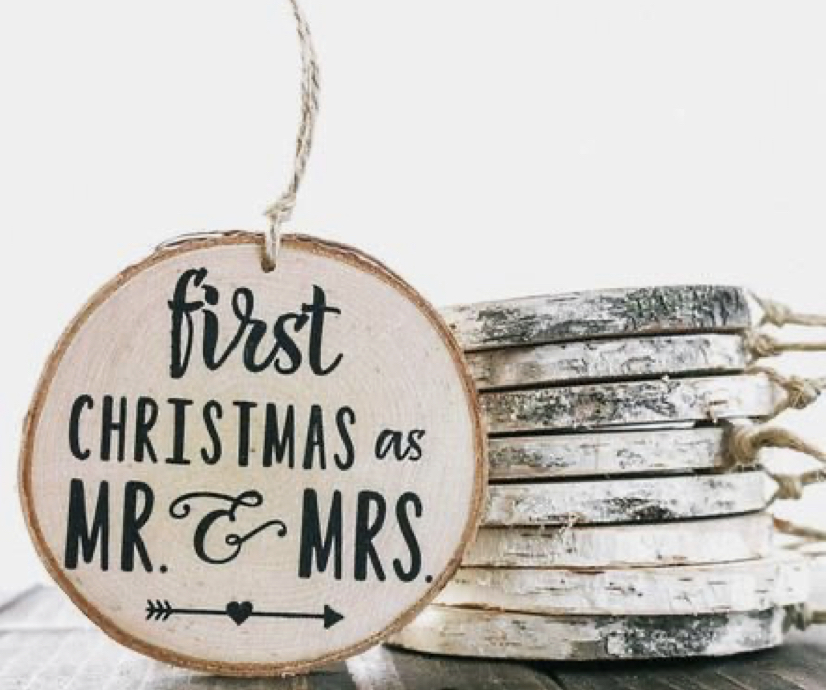 Ornamento de madeira redondo com texto 'first CHRISTMAS as MR. & MRS.'