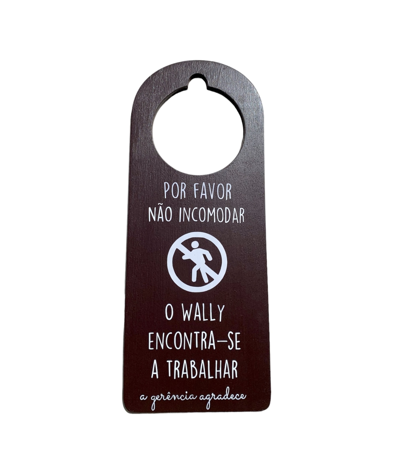Placa de madeira escura para porta com texto branco e símbolo de proibição