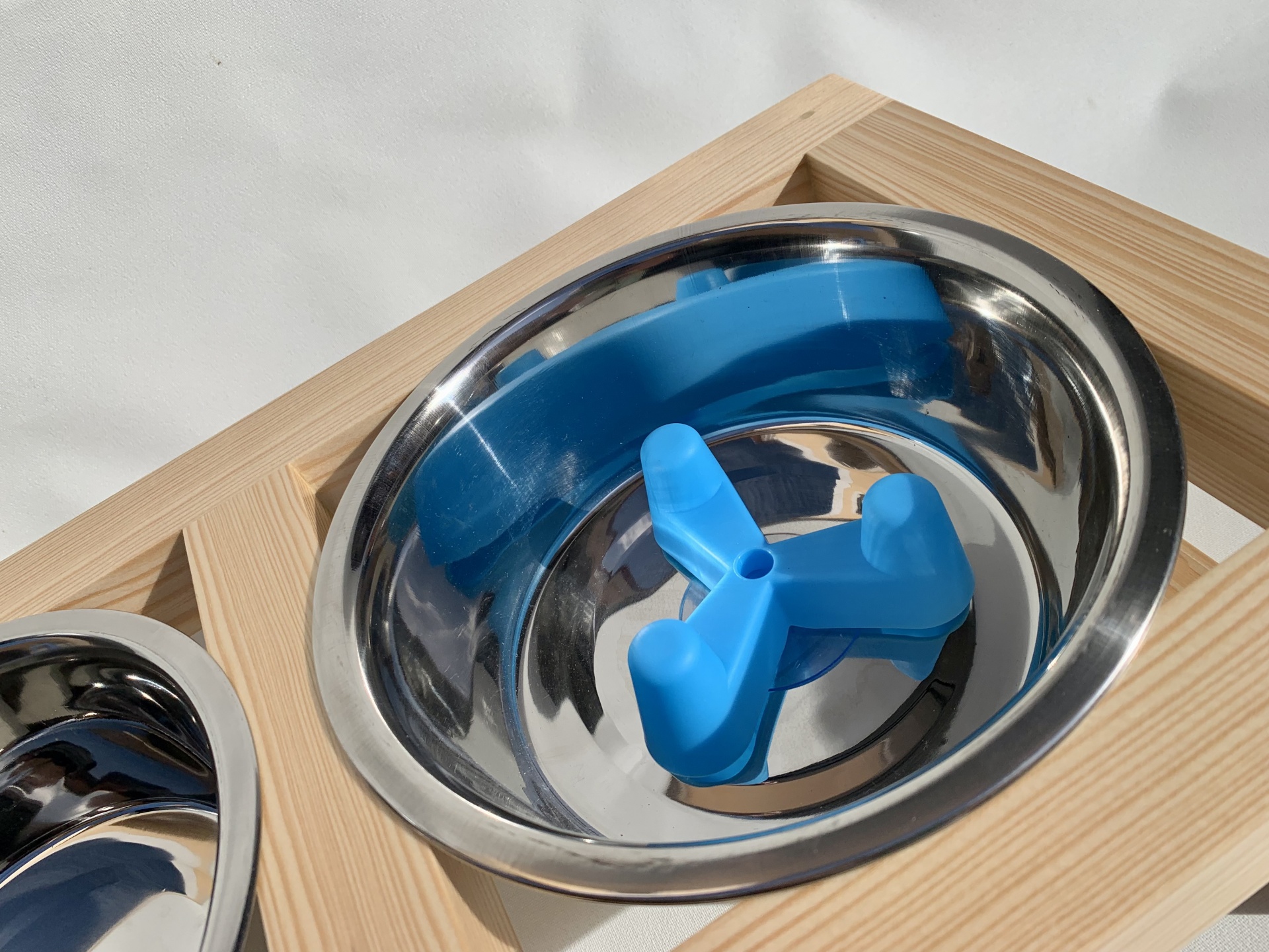 Comedouro de aço inox com suporte azul em base de madeira