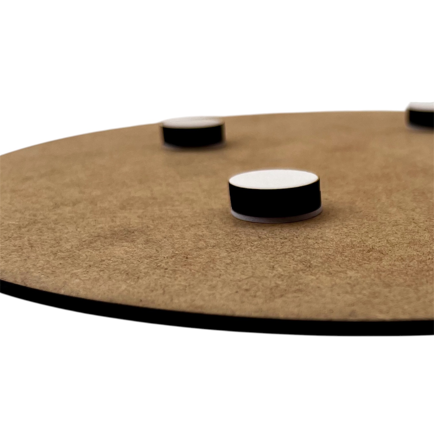 Base de aglomerado castanho claro com cilindros pretos e topo branco