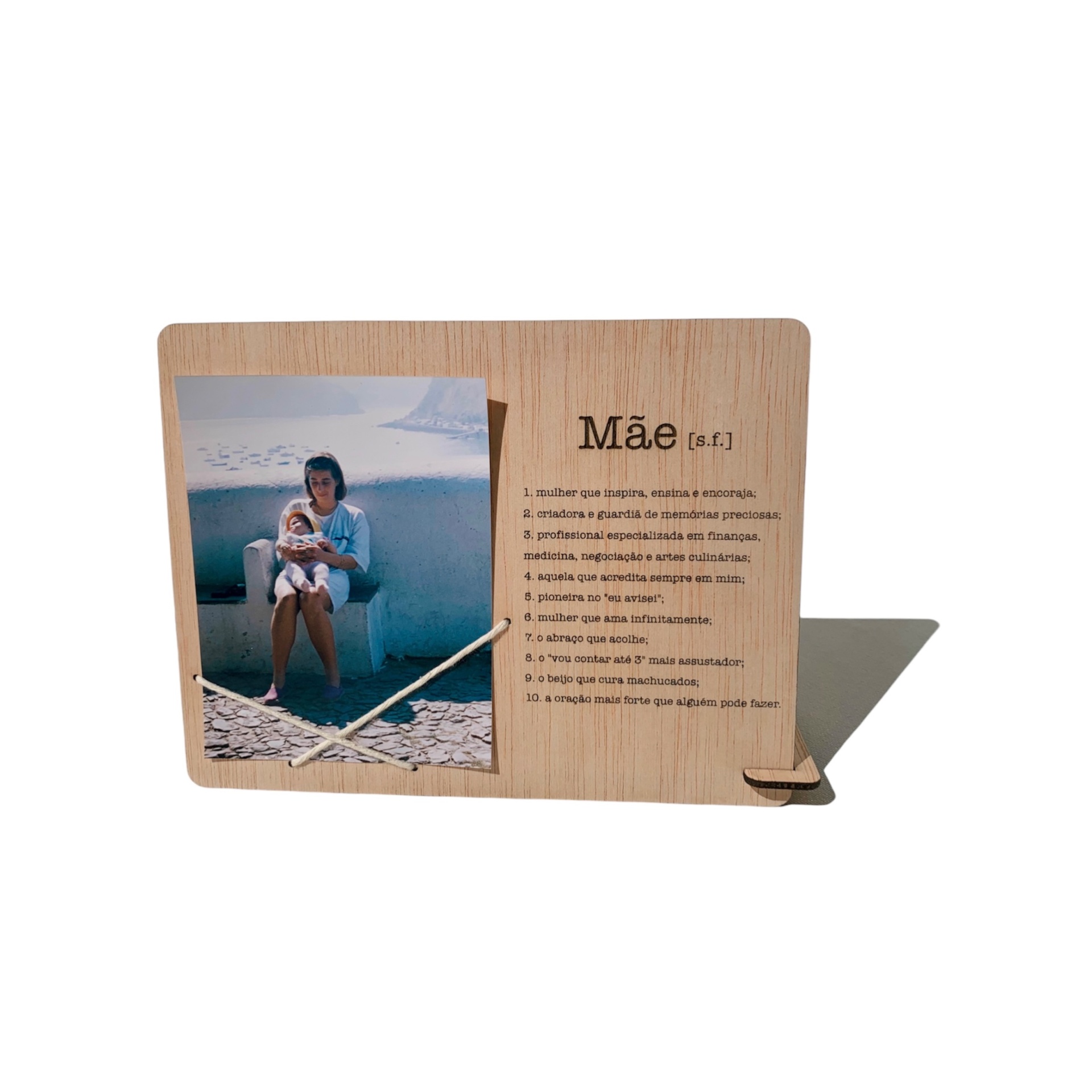 Porta-fotos em madeira com fotografia e texto sobre mãe