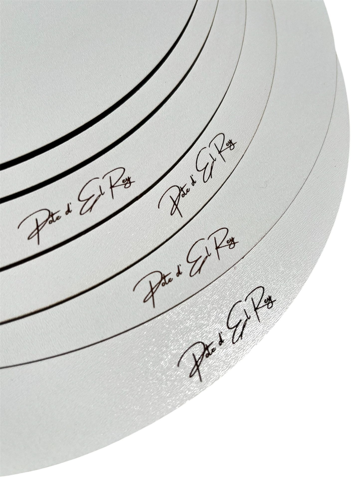 Conjunto de pratos brancos redondos com texto preto