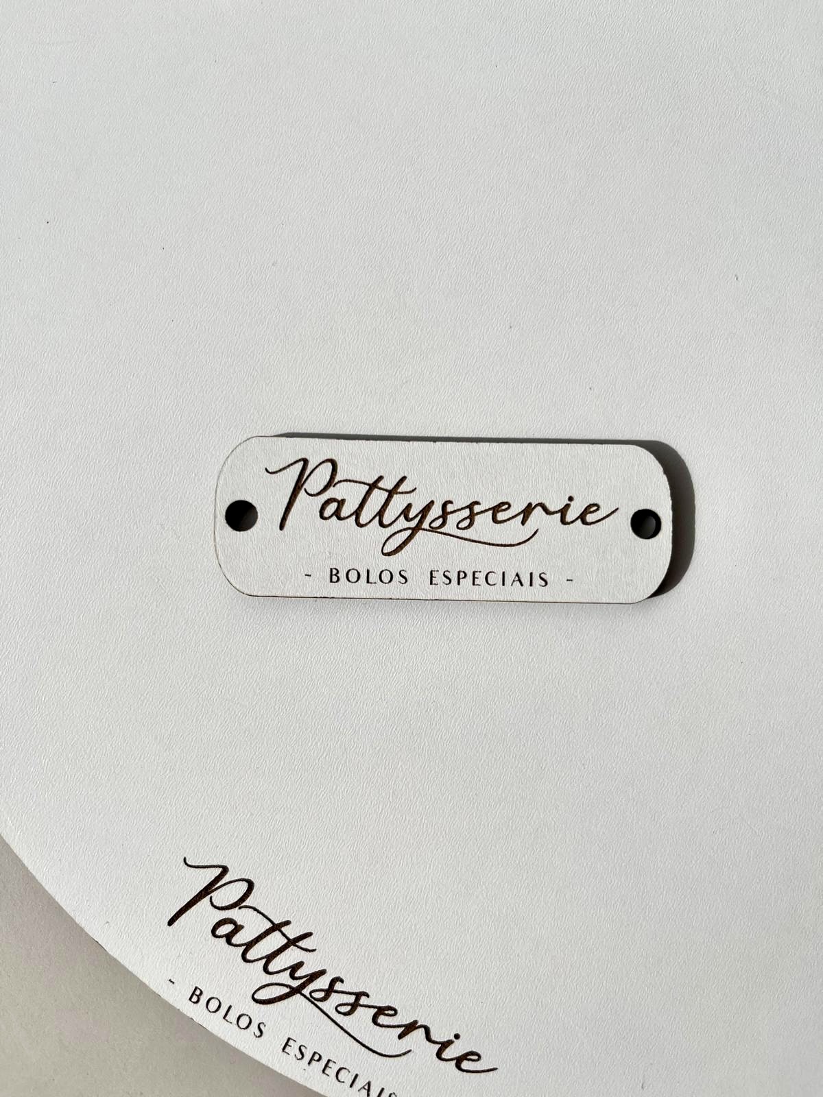 Etiqueta branca com texto Pattysserie BOLOS ESPECIAIS e fundo branco com o mesmo texto.