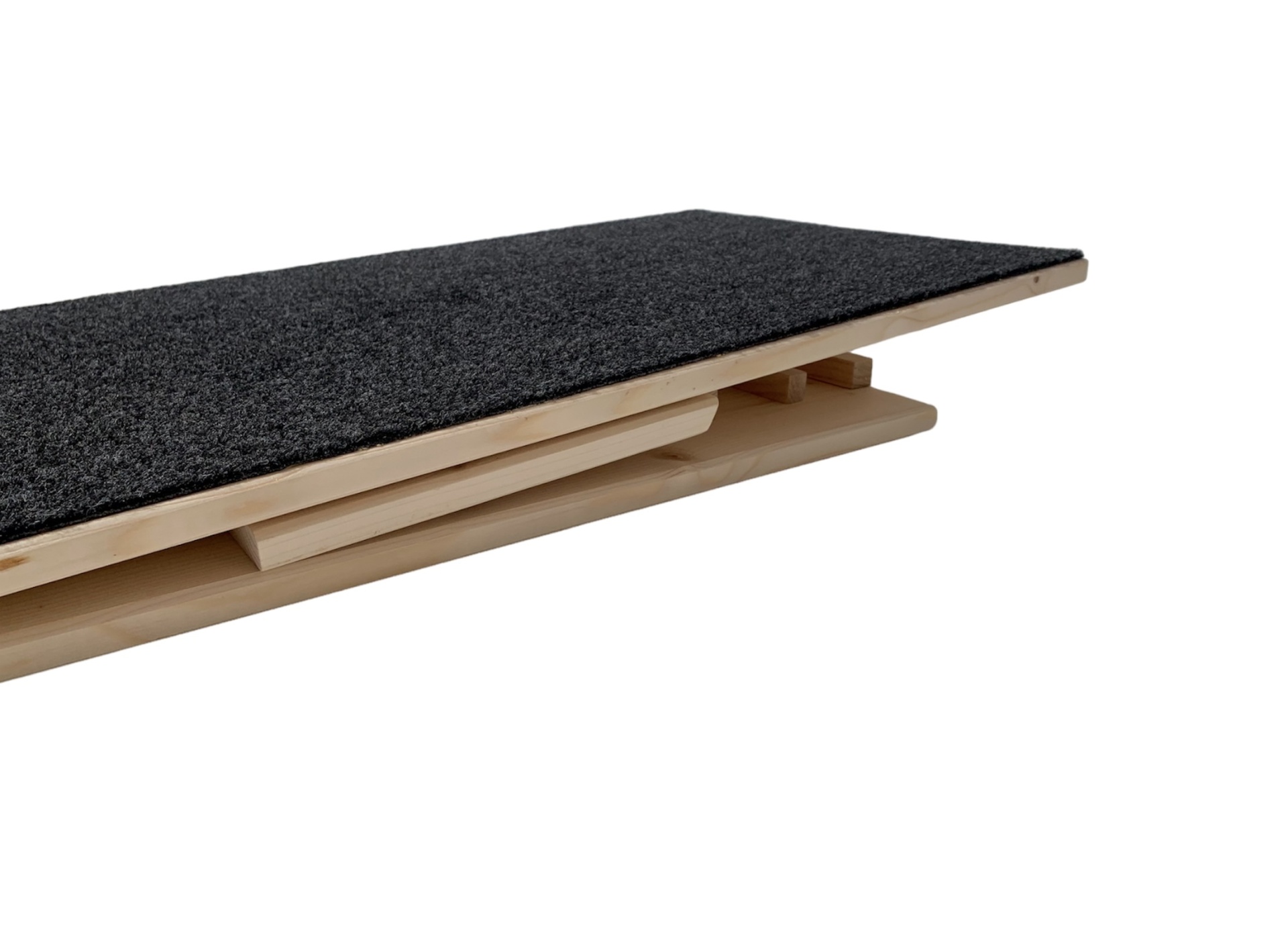 Prancha de equilíbrio em madeira clara com superfície preta antiderrapante