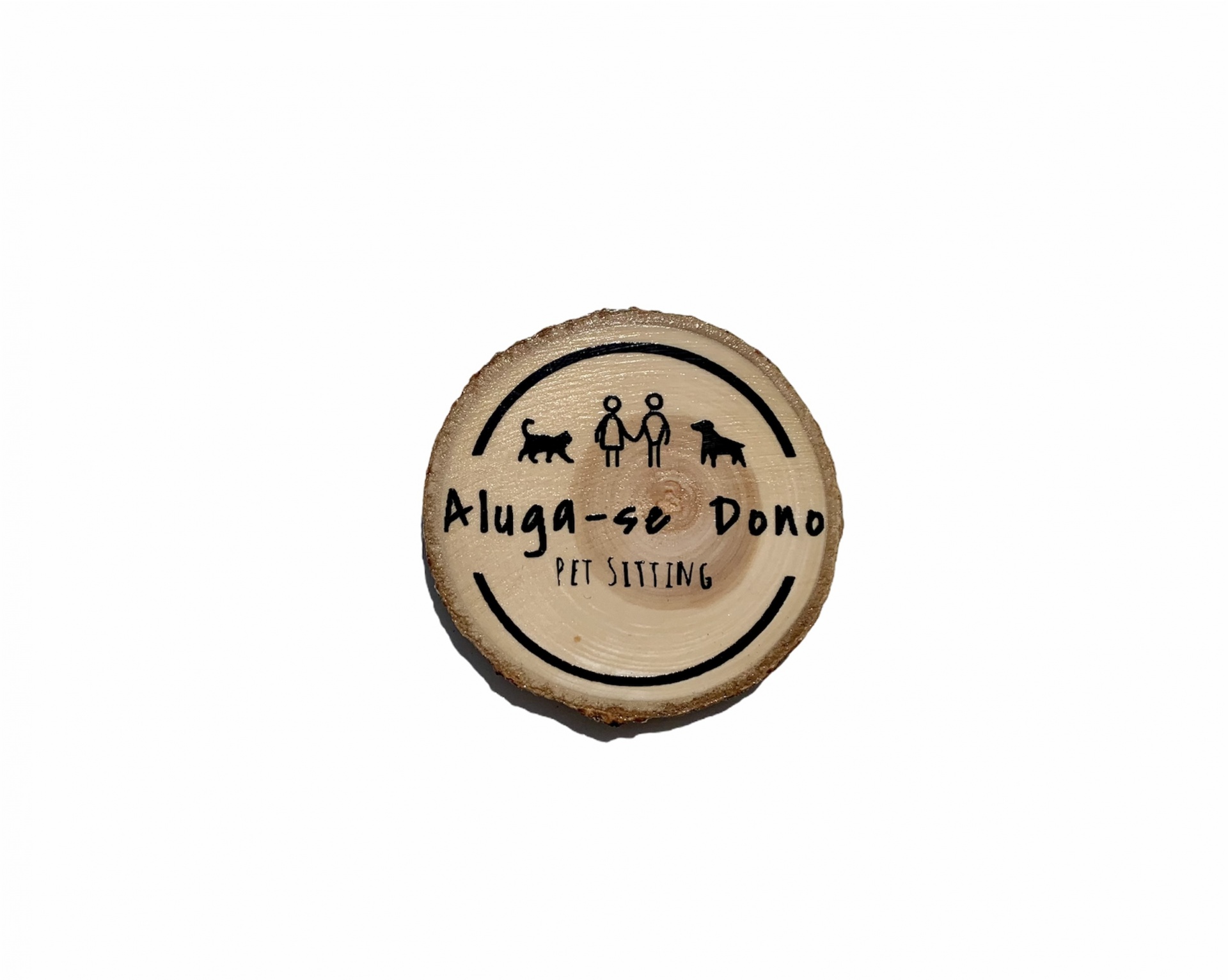 Logótipo em madeira com texto e ilustrações de gato, pessoas e cão