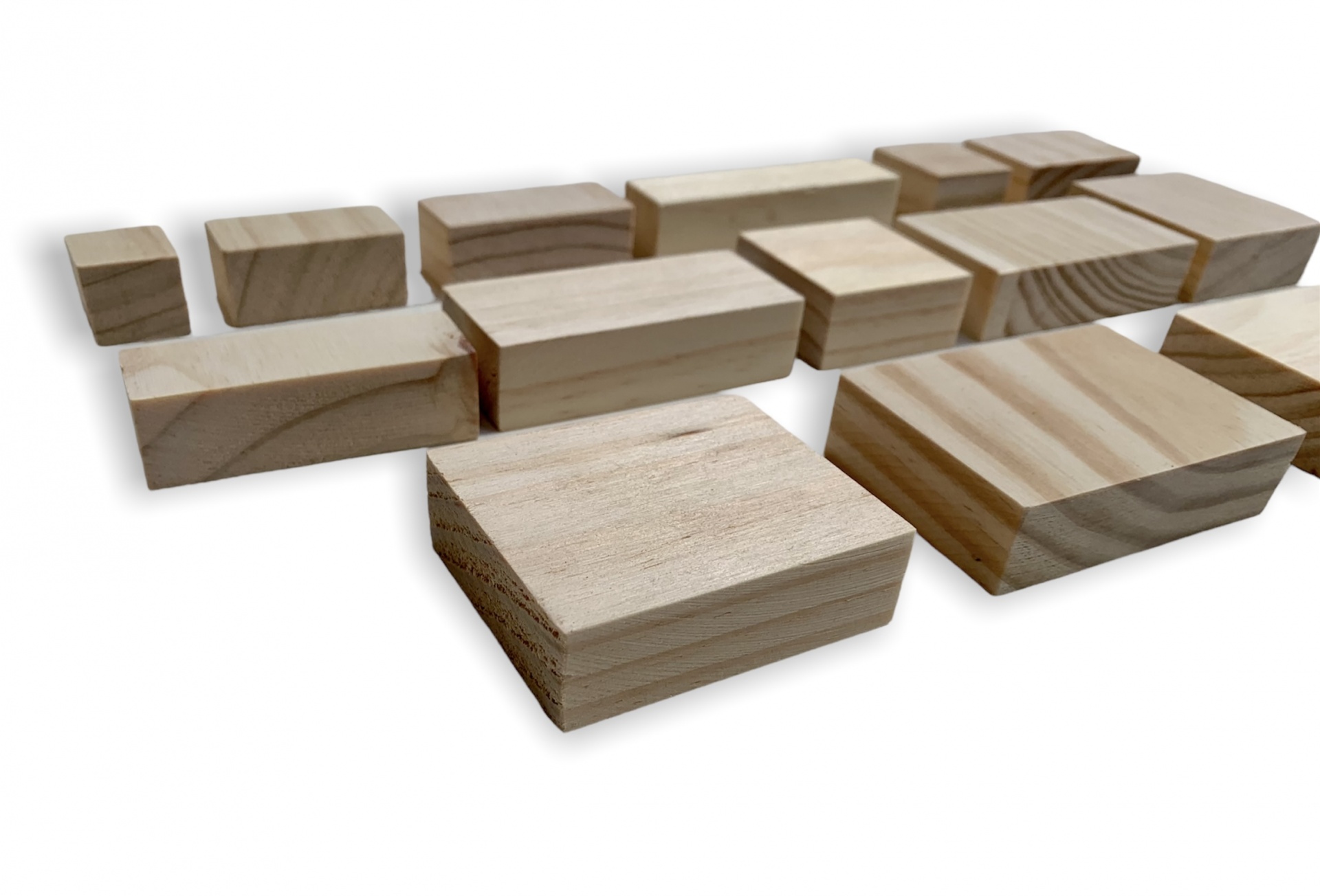 Blocos de madeira clara com várias dimensões sobre superfície branca