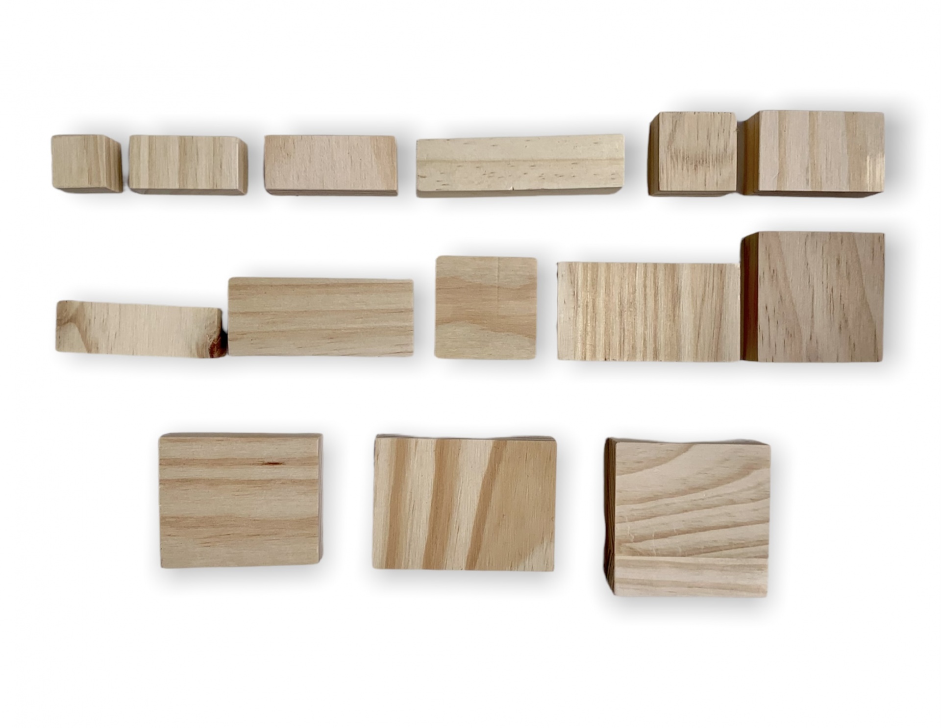 Blocos de madeira naturais variados sobre fundo branco