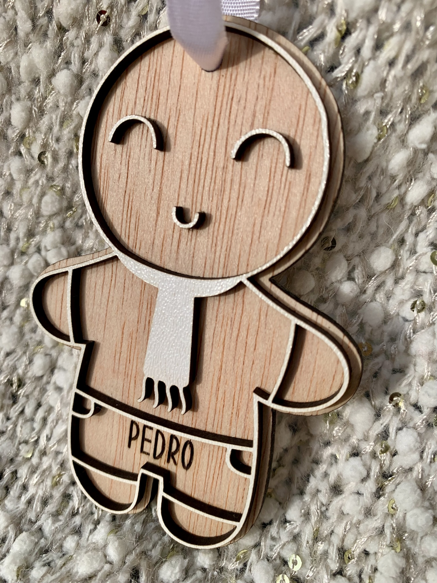 enfeite de Natal em forma de boneco de madeira e cortiça com a palavra PEDRO