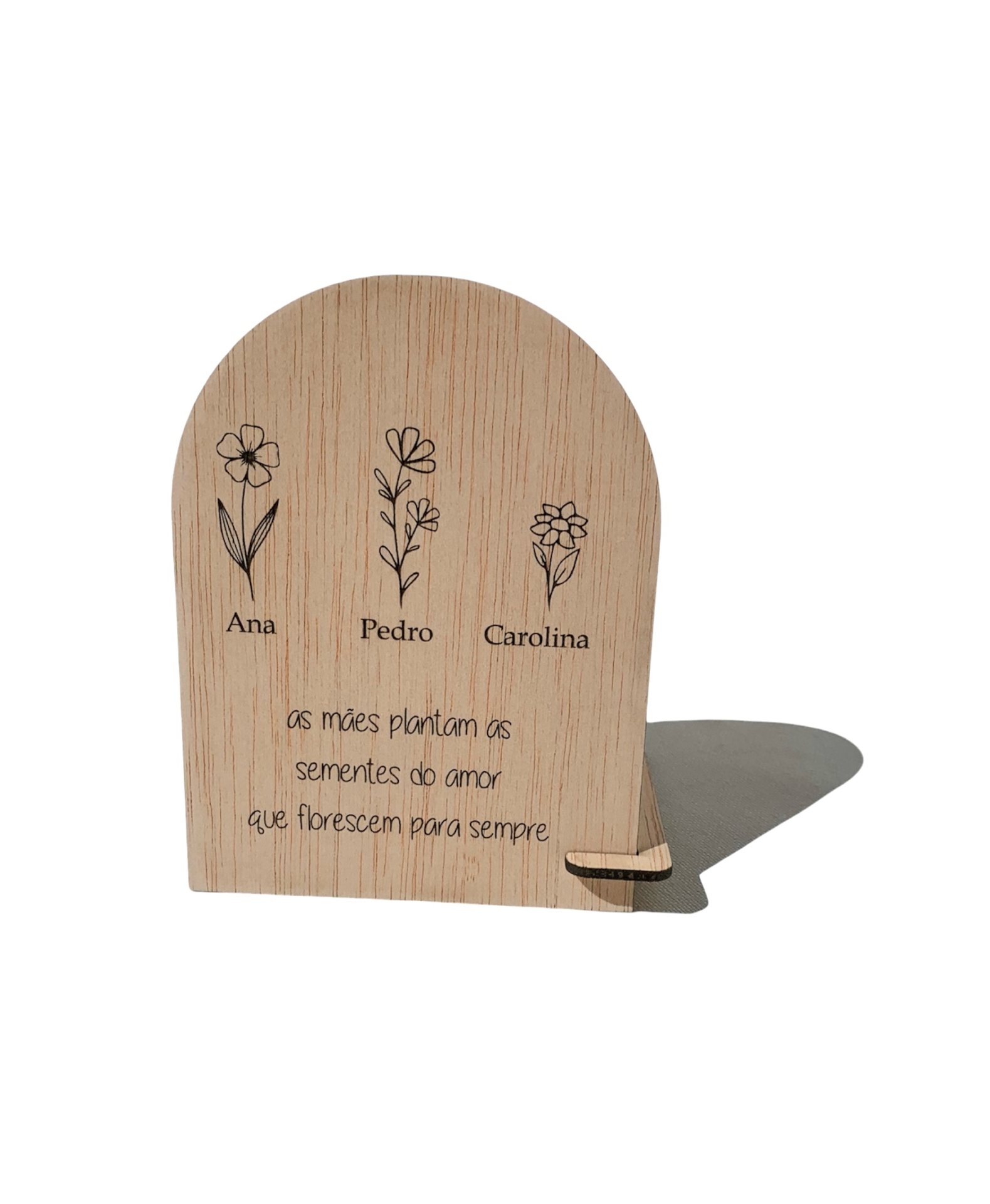 Placa decorativa em madeira com flores desenhadas e texto em português