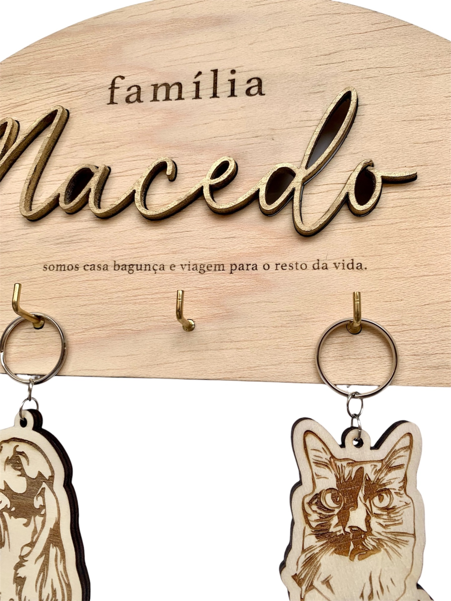 Suporte para chaves em madeira clara com texto e chaveiros decorativos