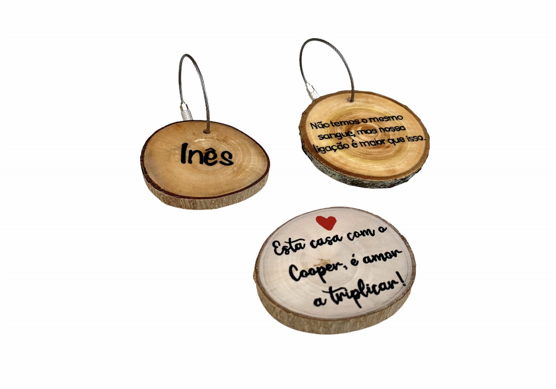 Três etiquetas ovais de madeira com textos em português e uma pequena ilustração de coração vermelho.