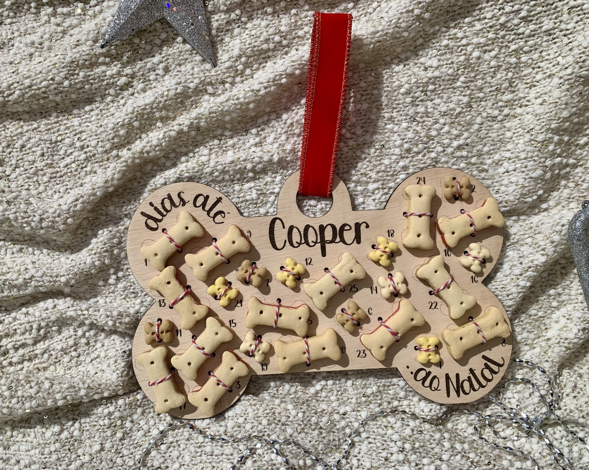 Calendário de advento em forma de osso para cães com 25 ossos numerados e nome Cooper