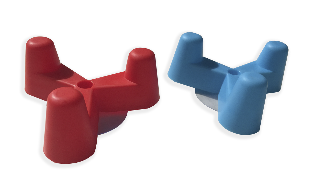 Dois tripés plásticos, um vermelho e outro azul, com bases brancas sobre fundo preto