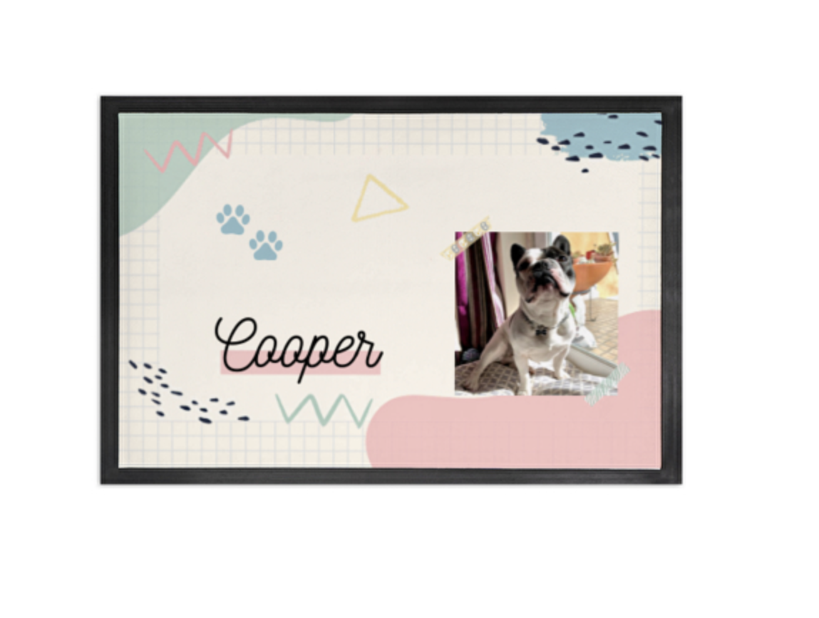 Tapete colorido para animais com foto de cão e texto 'Cooper'.