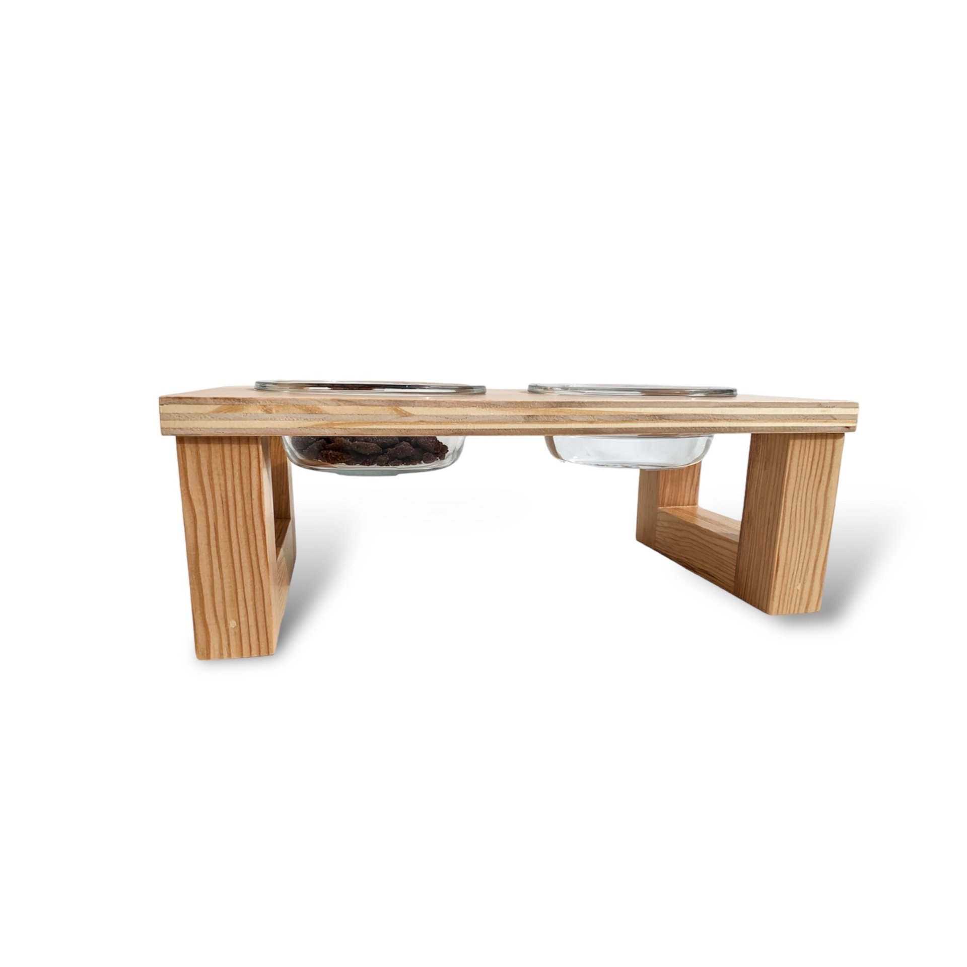 Comedouro duplo elevado para animais de estimação em madeira clara com dois recipientes de vidro.