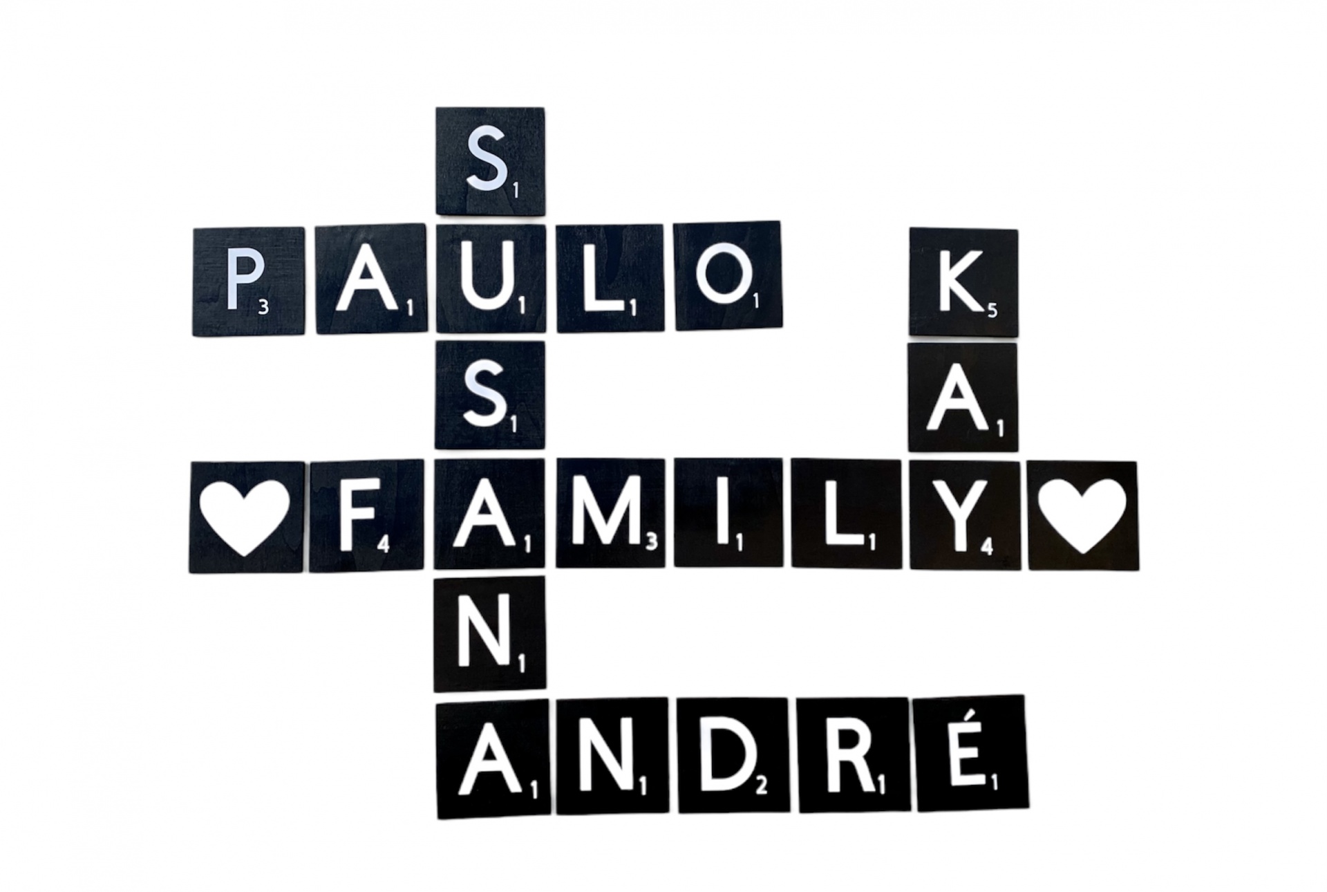 Peças tipo Scrabble com letras formando palavras cruzadas em fundo branco