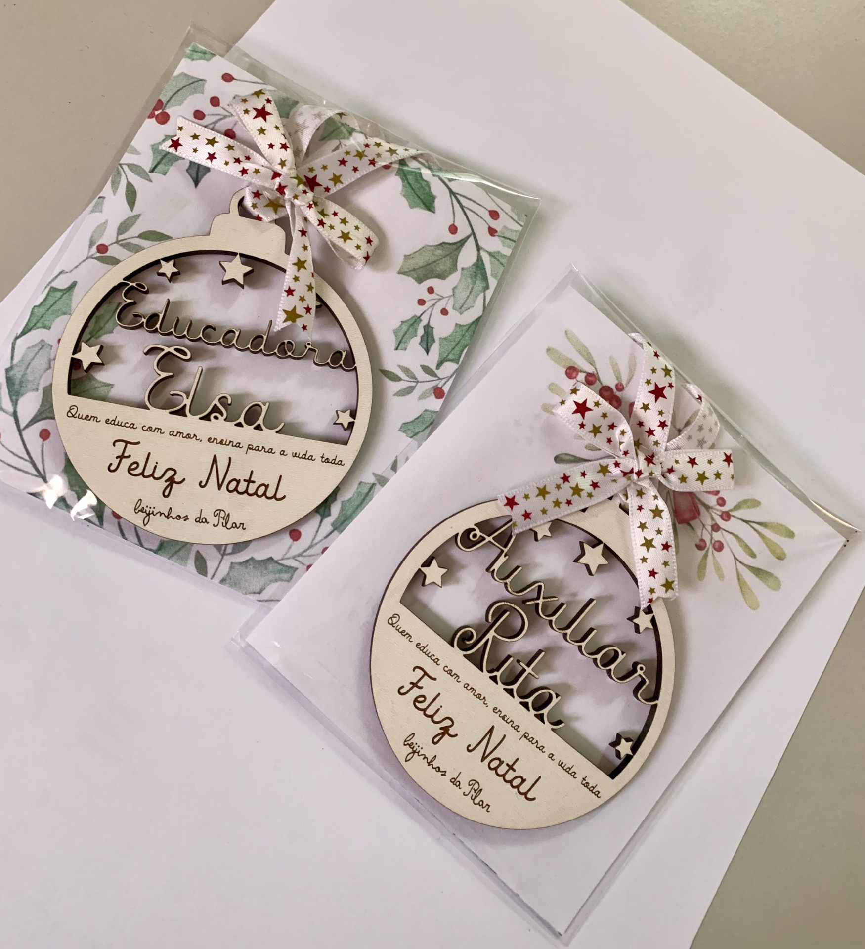 Enfeites de natal em madeira com nomes e laços decorativos embalados