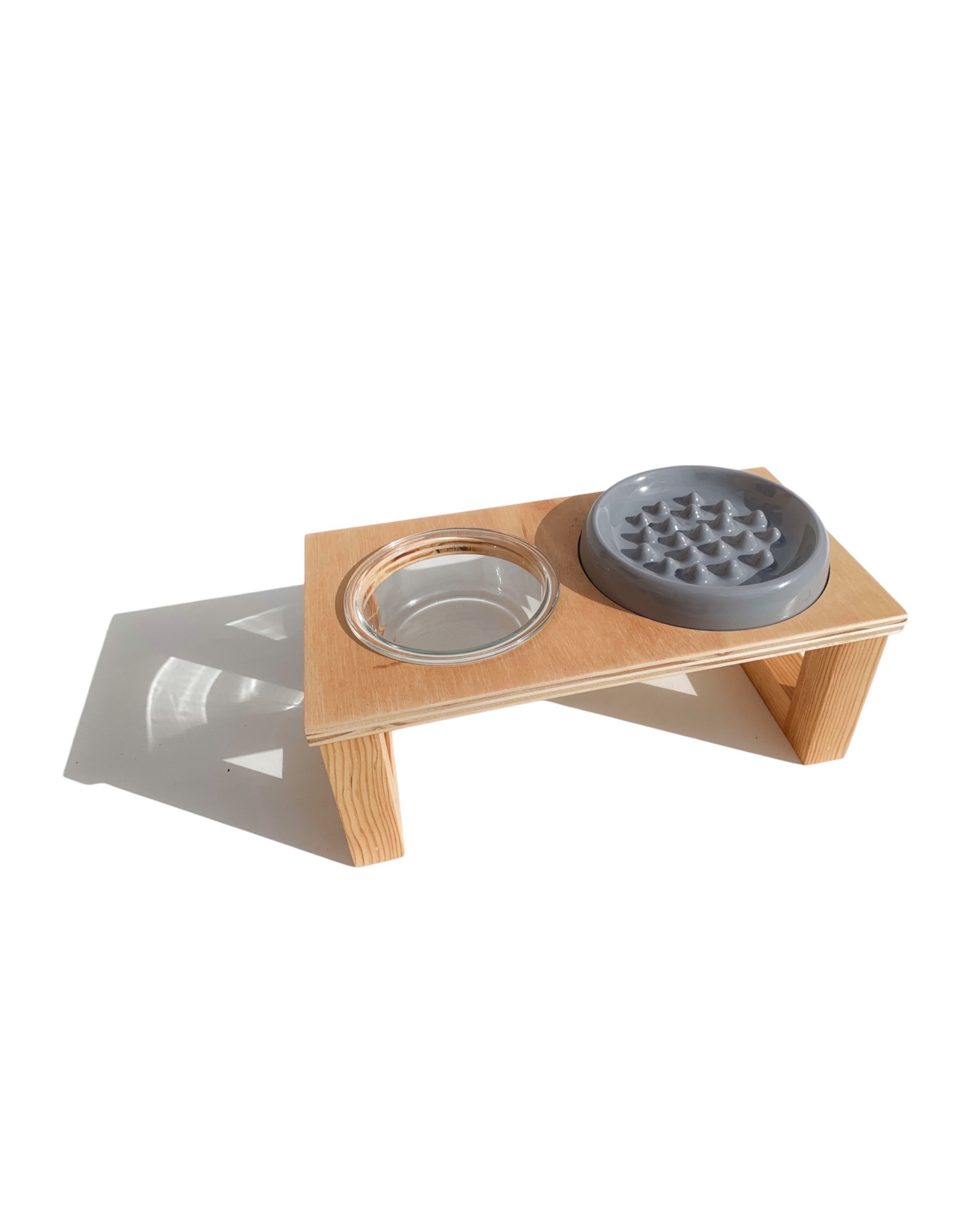 Comedouro para animais com dois recipientes em madeira clara