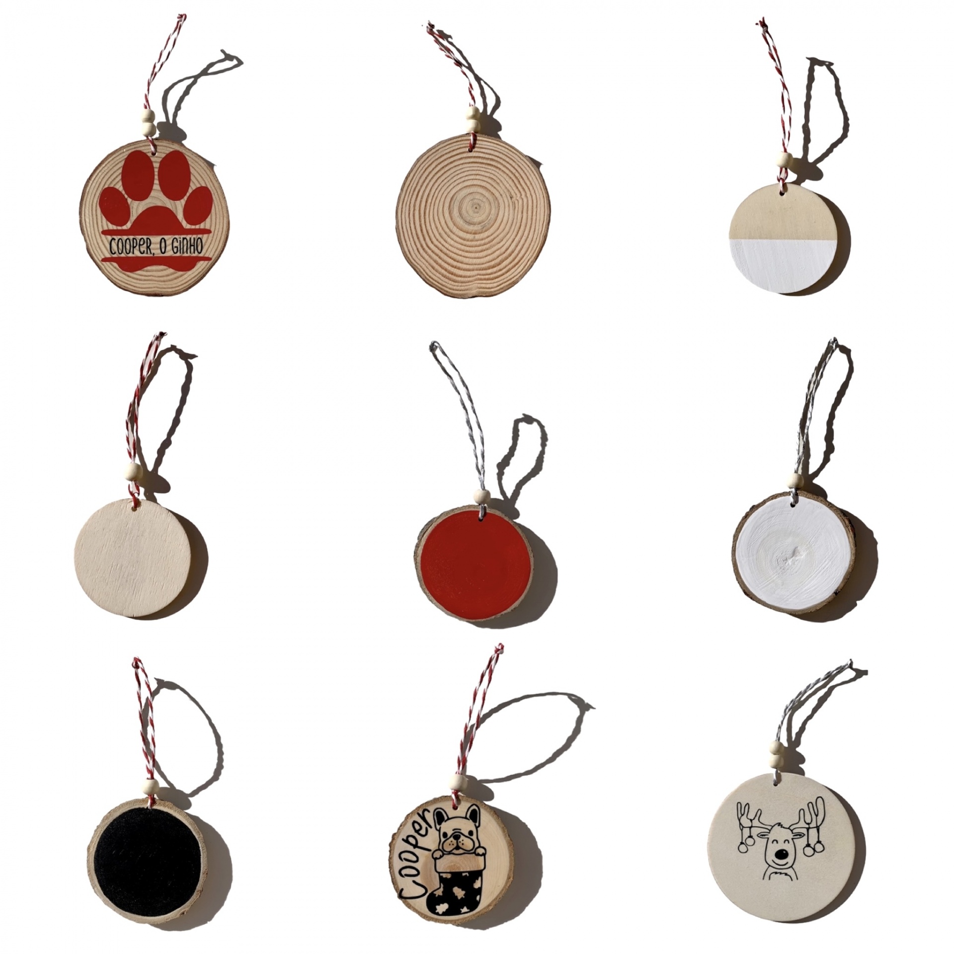 Pendentes redondos de madeira com vários desenhos e cores.