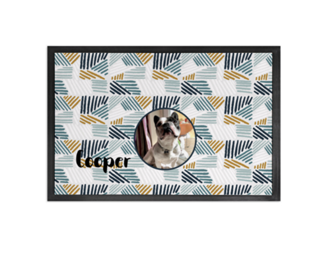 Tapete com padrão geométrico colorido, foto de cão e nome Cooper