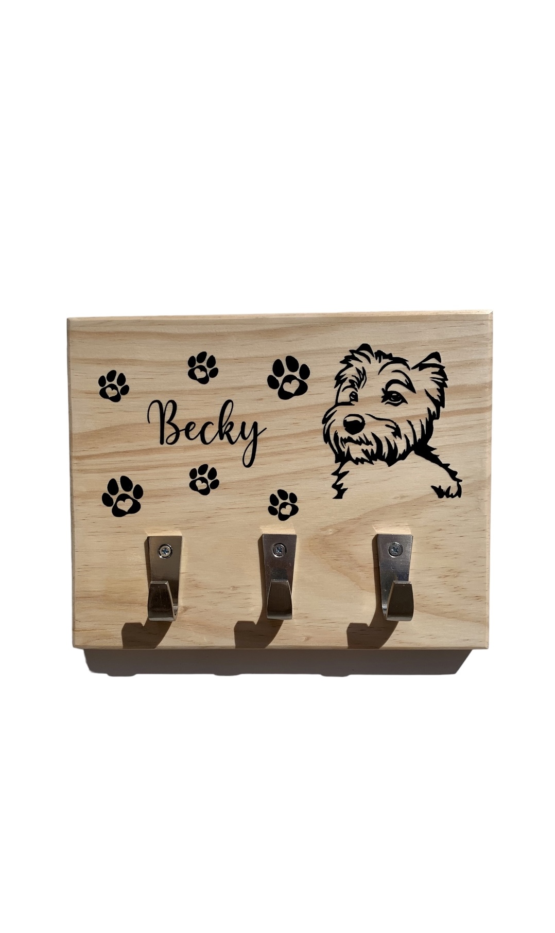 Suporte de parede em madeira clara com ganchos e desenho de cão e nome Becky