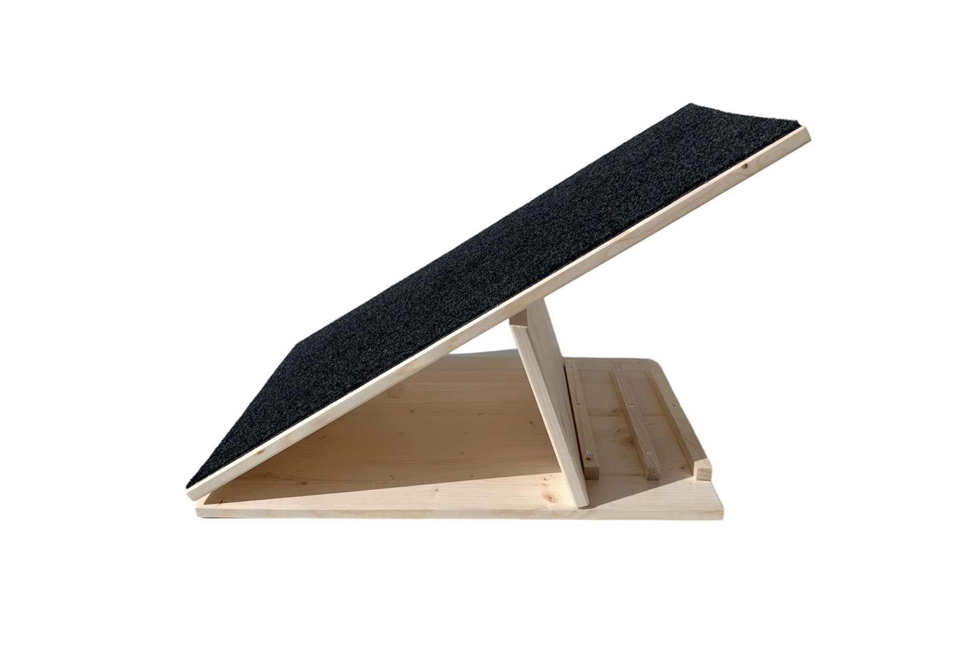 Rampa para animais em madeira com superfície antiderrapante preta