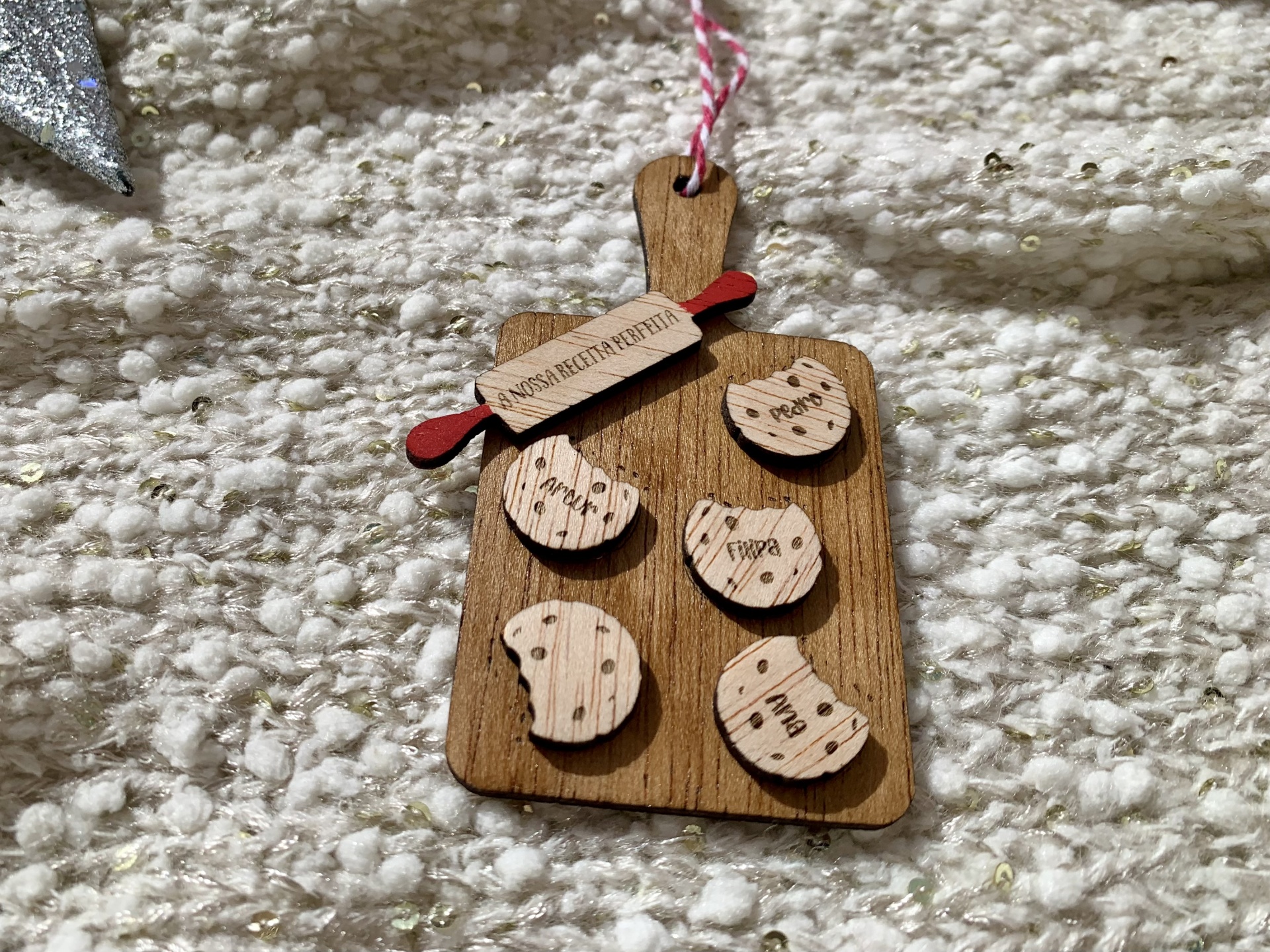 Pendente decorativo em madeira tipo tábua com bolachas e rolo de massa