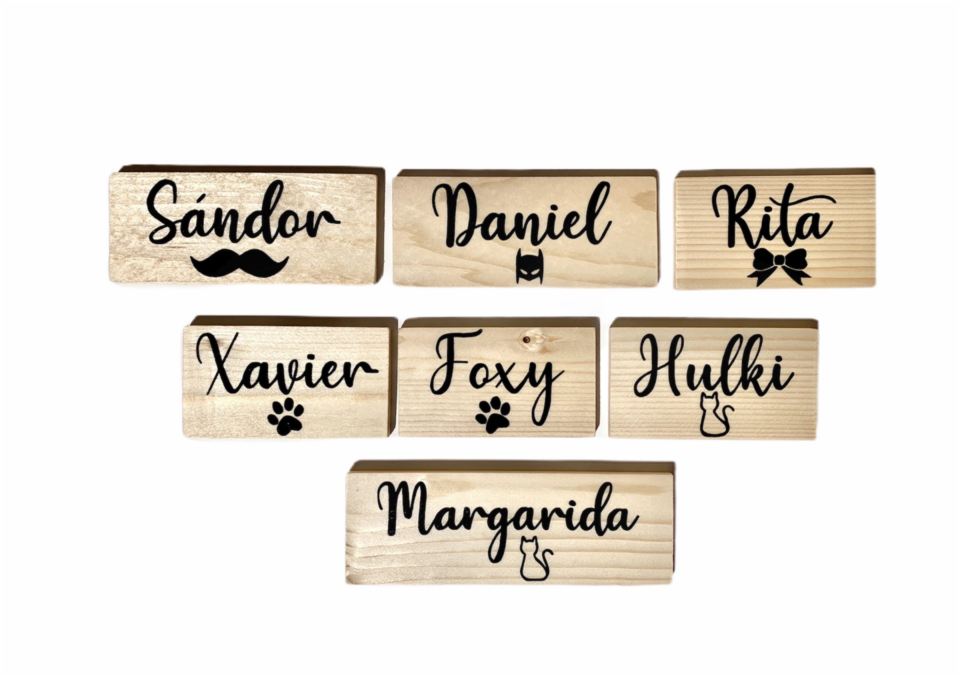 Placas de madeira com nomes e símbolos em preto