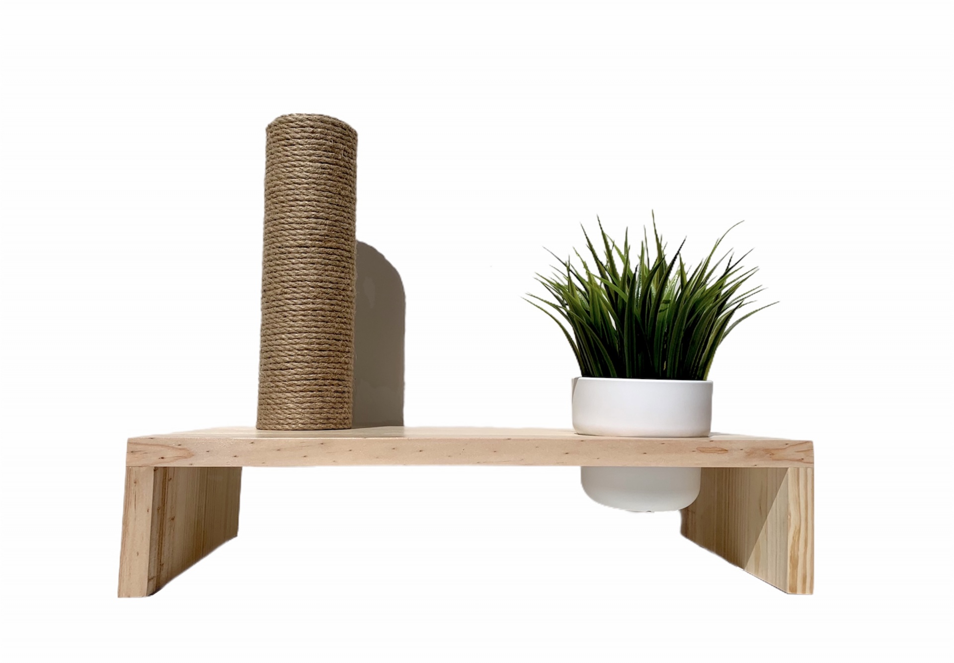 Prateleira de madeira com poste de arranhar e vaso com planta artificial