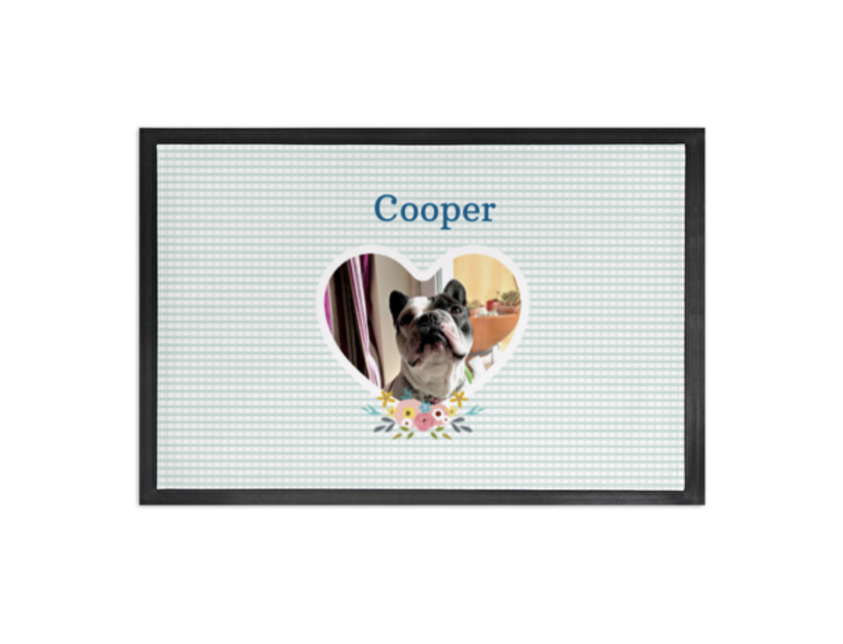 Tapete com padrão xadrez e foto de cão bulldog em forma de coração