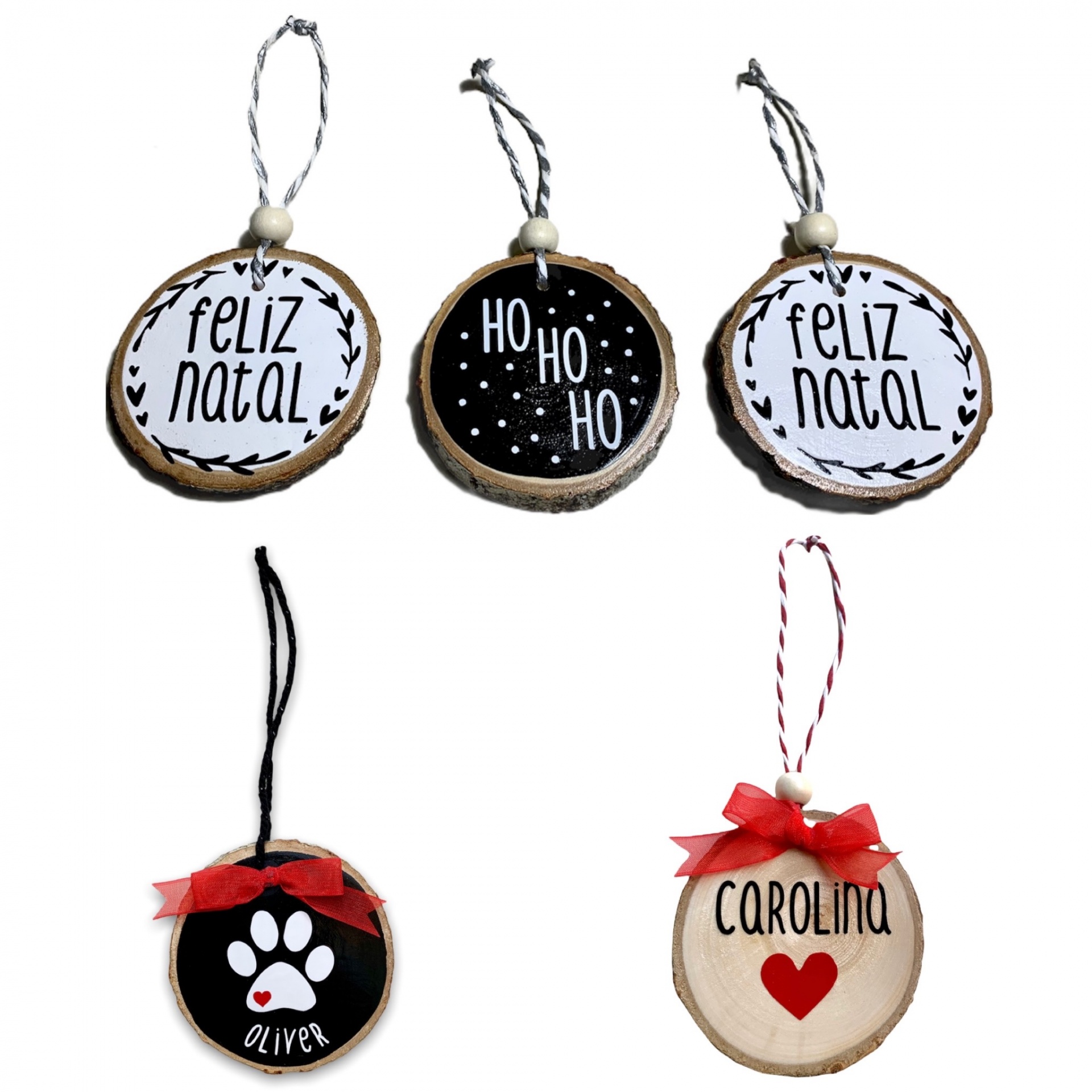 Cinco ornamentos de madeira para árvore de Natal com textos e decorações variadas.