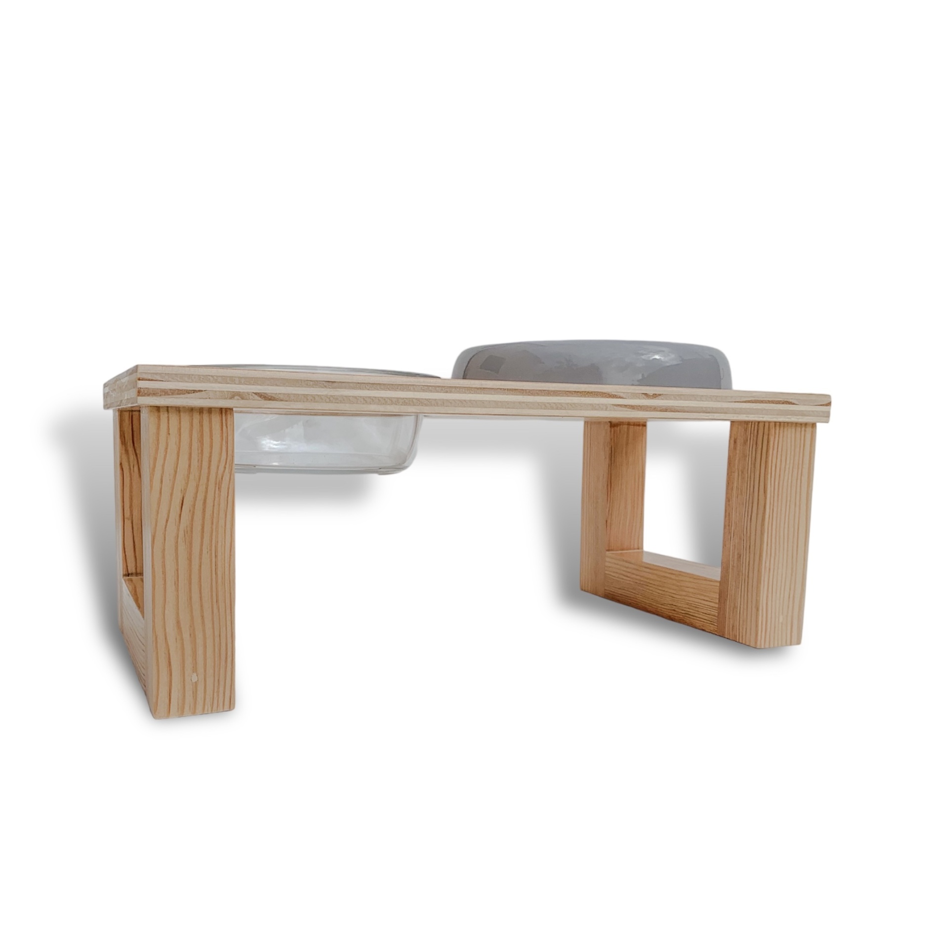 Comedouro para animais de madeira com recipientes de cerâmica cinza e branco.