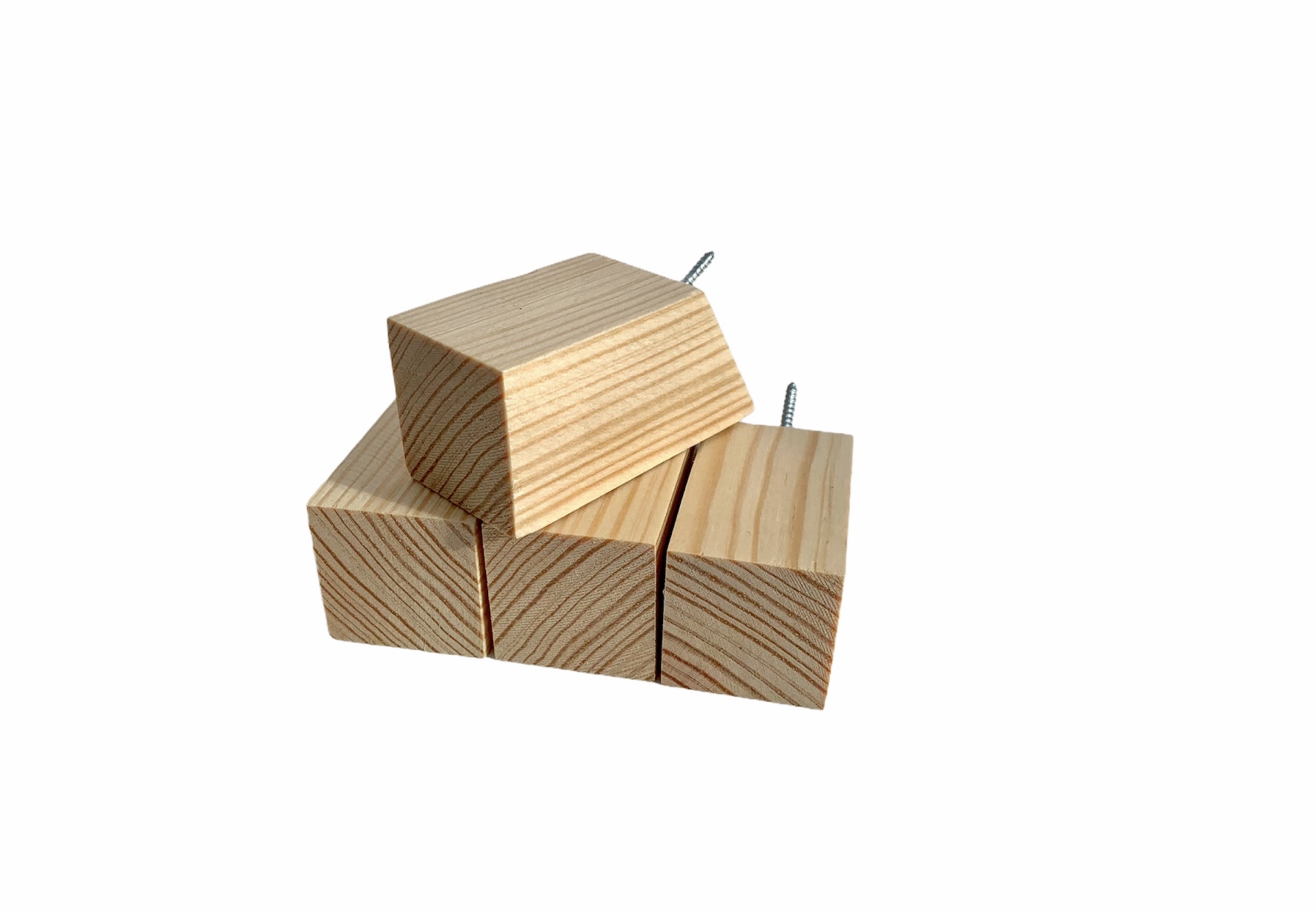 Três blocos de madeira clara empilhados com pregos.