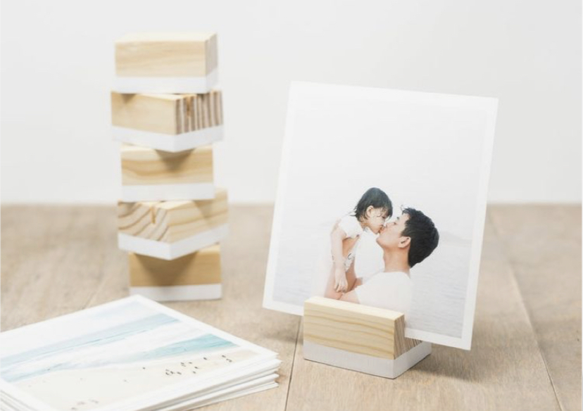 Suporte de fotos em madeira clara com fotografia