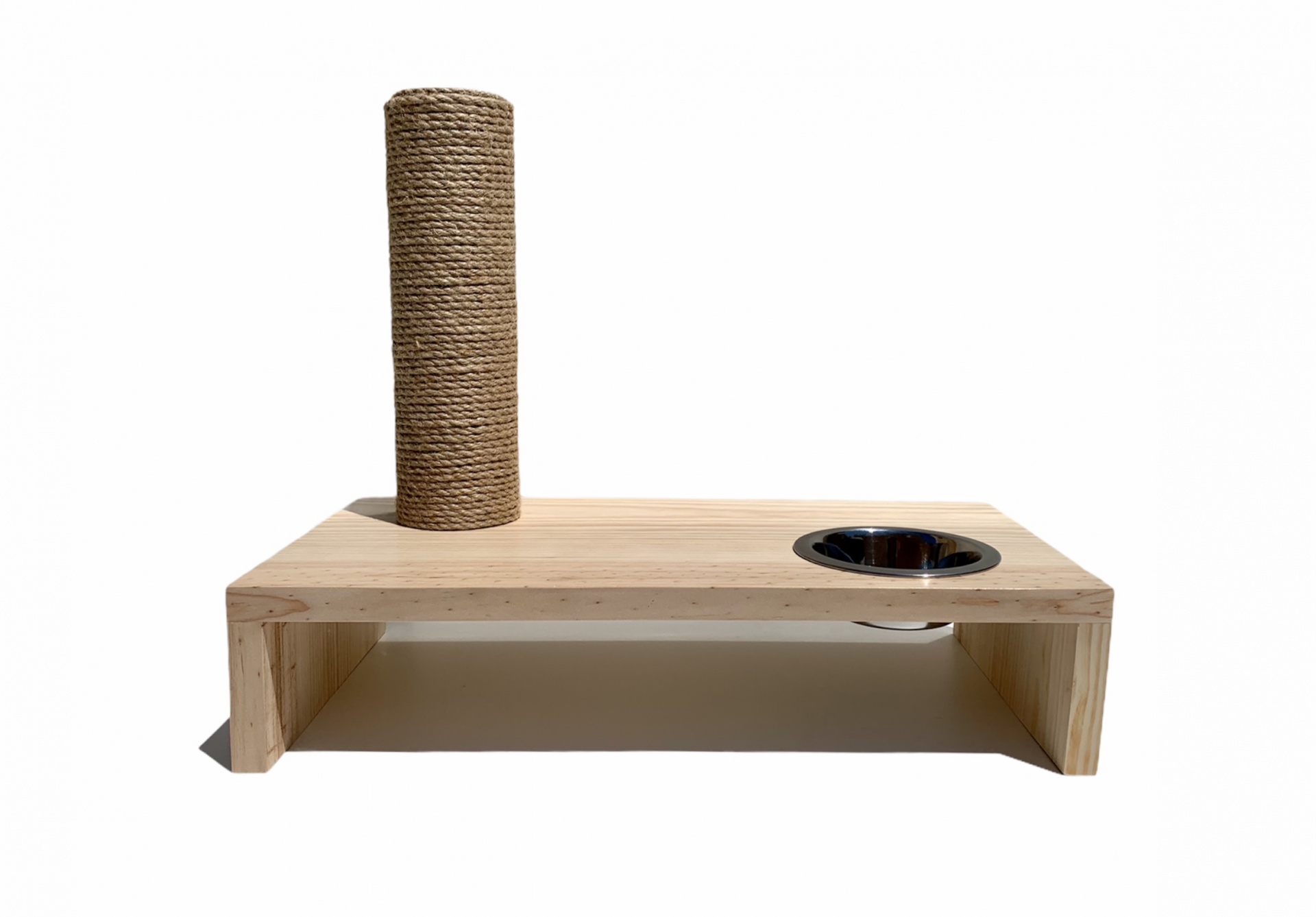 Arranhador para gatos de madeira com poste de sisal e comedouro de metal.